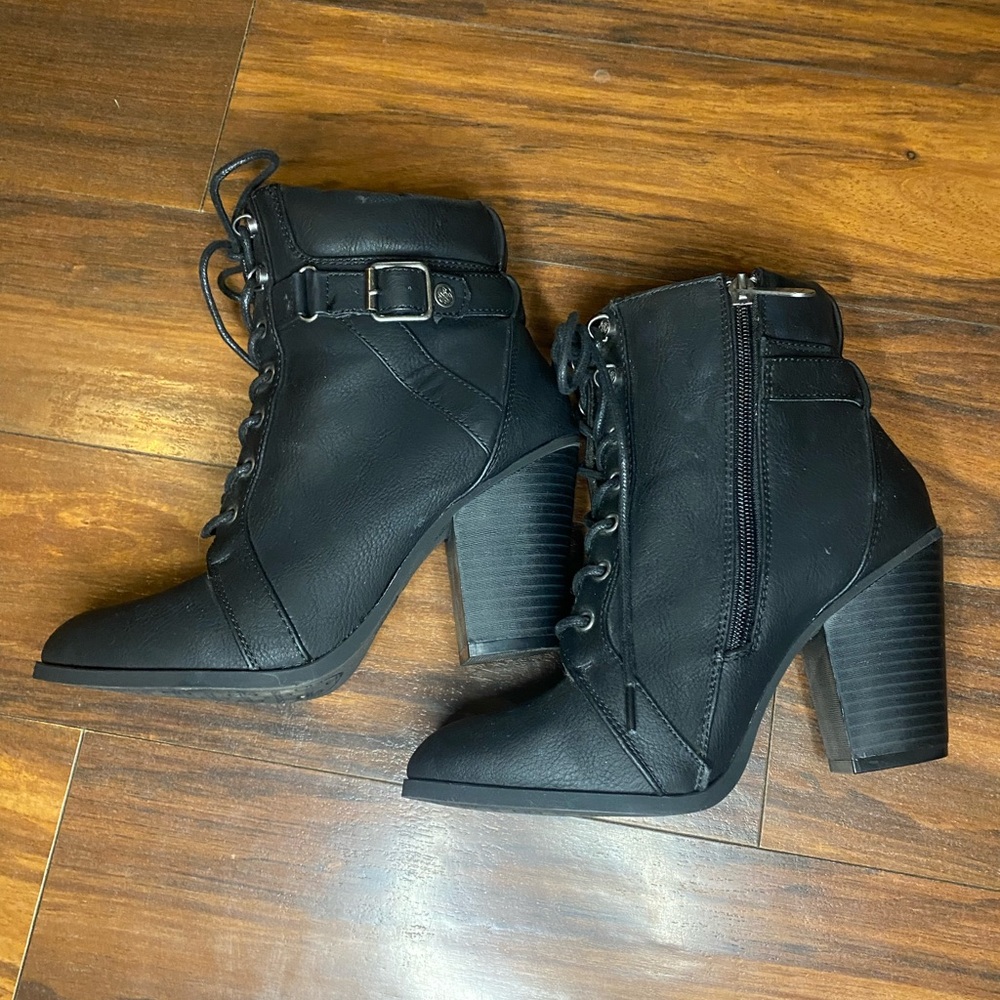 Daisy Fuentes Black Lace-Up Ankle Boots - Picture 4 of 7